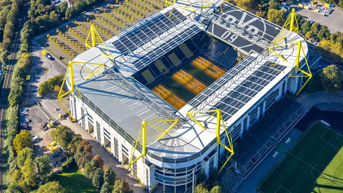Signal Iduna Park, známy aj ako Westfalenstadion v Dortmunde, jeden z najväčších a najslávnejších futbalových štadiónov na svete.