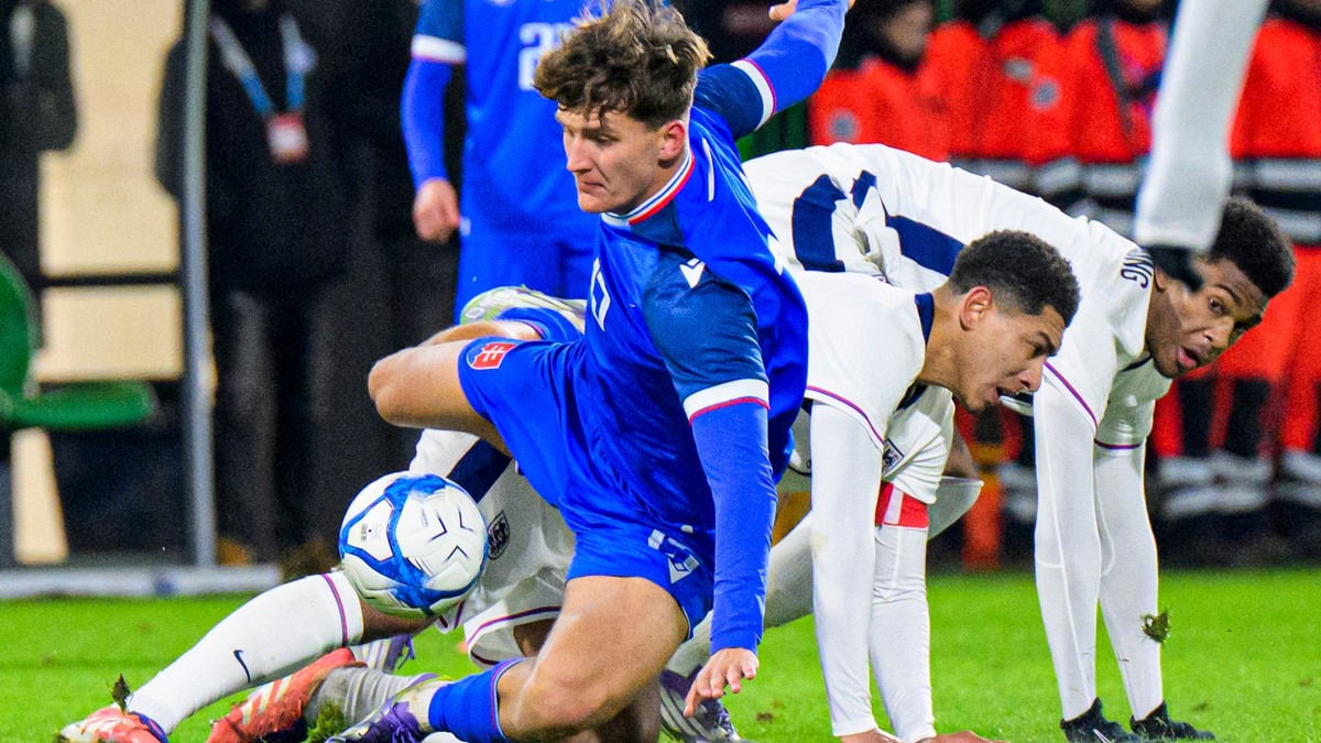 Jakub Pira (Slovensko) počas zápasu D-skupiny kvalifikácie na majstrovstvá Európy 2027 hráčov do 21 rokov Slovensko - Anglicko 