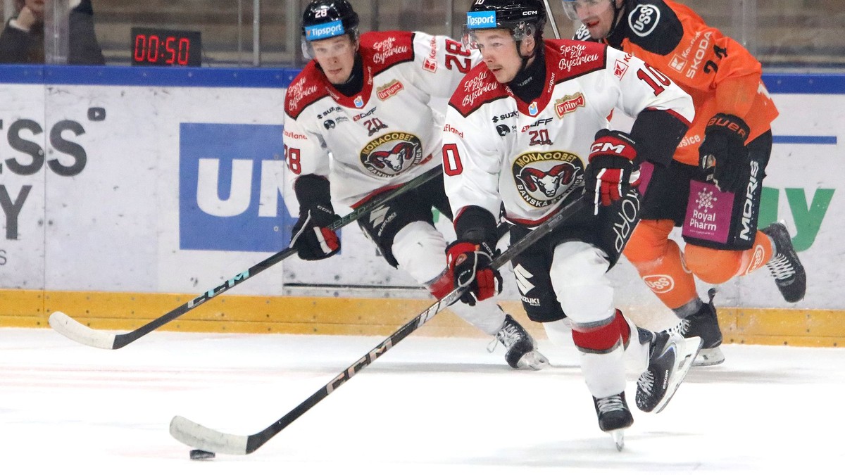 Oleksiy Myklucha (číslo 10) v drese Banskej Bystrice v zápase Tipsport ligy proti Košiciam.