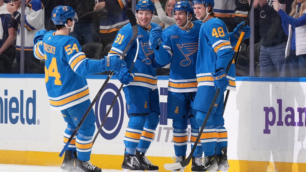 Dalibor Dvorský (vľavo) sa teší z gólu so spoluhráčmi v zápase St. Louis - Philadelphia