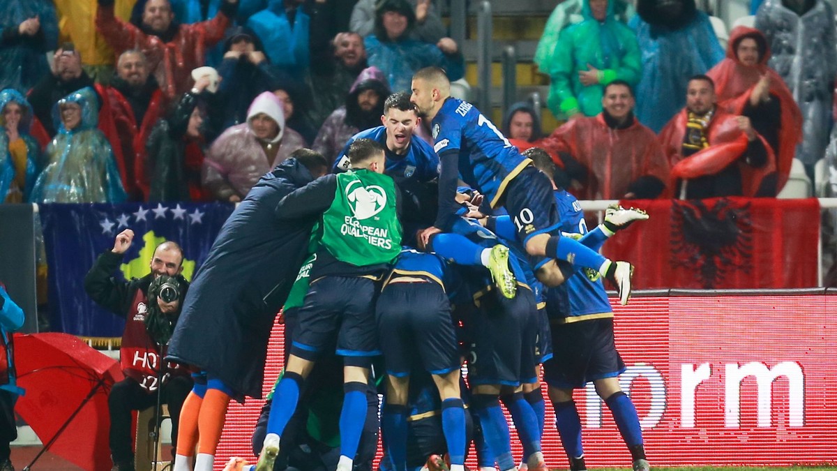 Futbalisti Kosova oslavujú gól v zápase kvalifikácie MS 2026 proti Švajčiarsku.