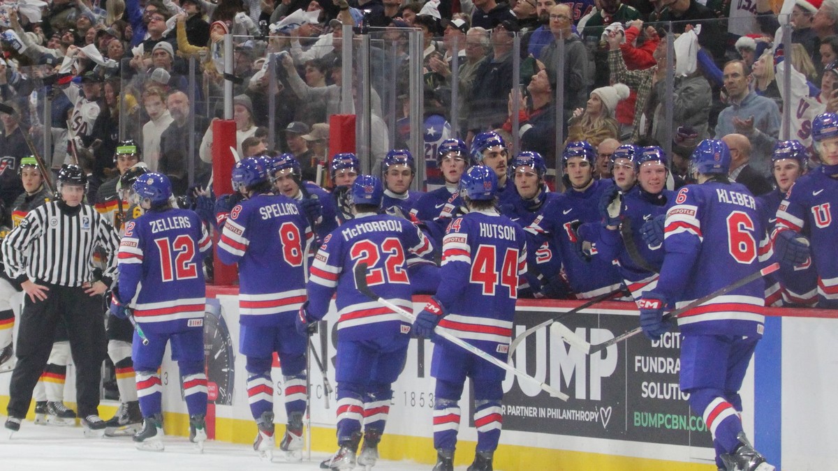 Radosť hráčov USA po strelení gólu proti Nemecku.