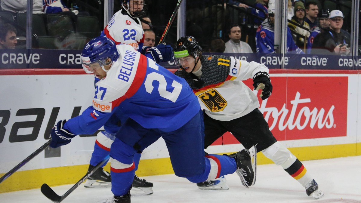 Adam Beluško v súboji s Davisom Lewandowskim v zápase Slovensko - Nemecko na MS U20 v hokeji.