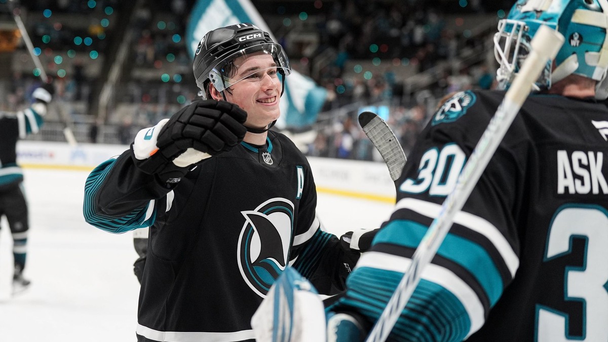 Hviezdny Macklin Celebrini je stále vekovo spôsobilý pre tohtoročné MS juniorov.