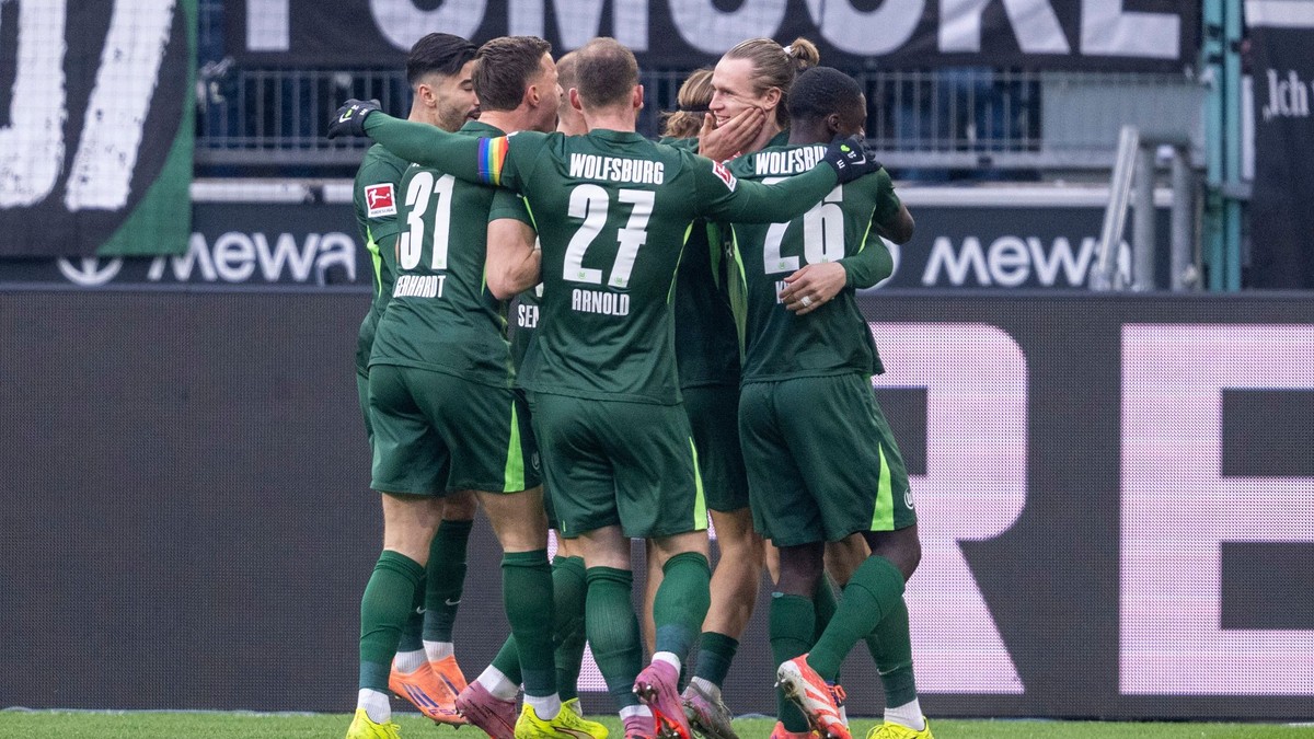 Futbalisti Wolfsburgu oslavujú gól.