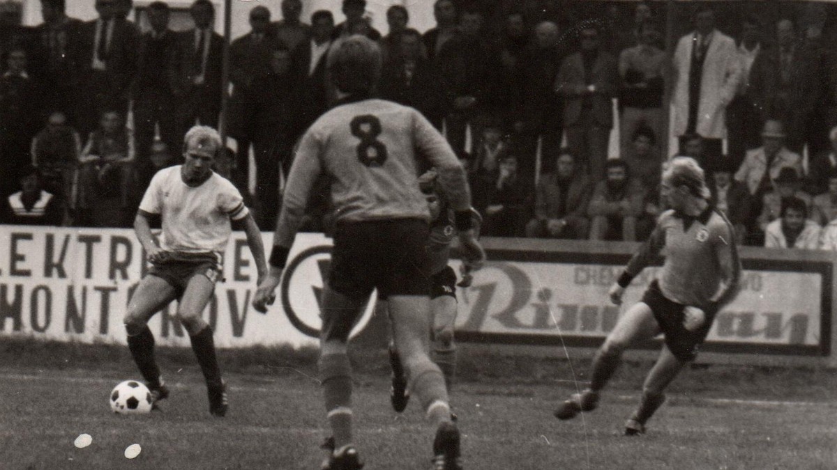 Aladár Pápista (s loptou) v drese Rimavskej Soboty.