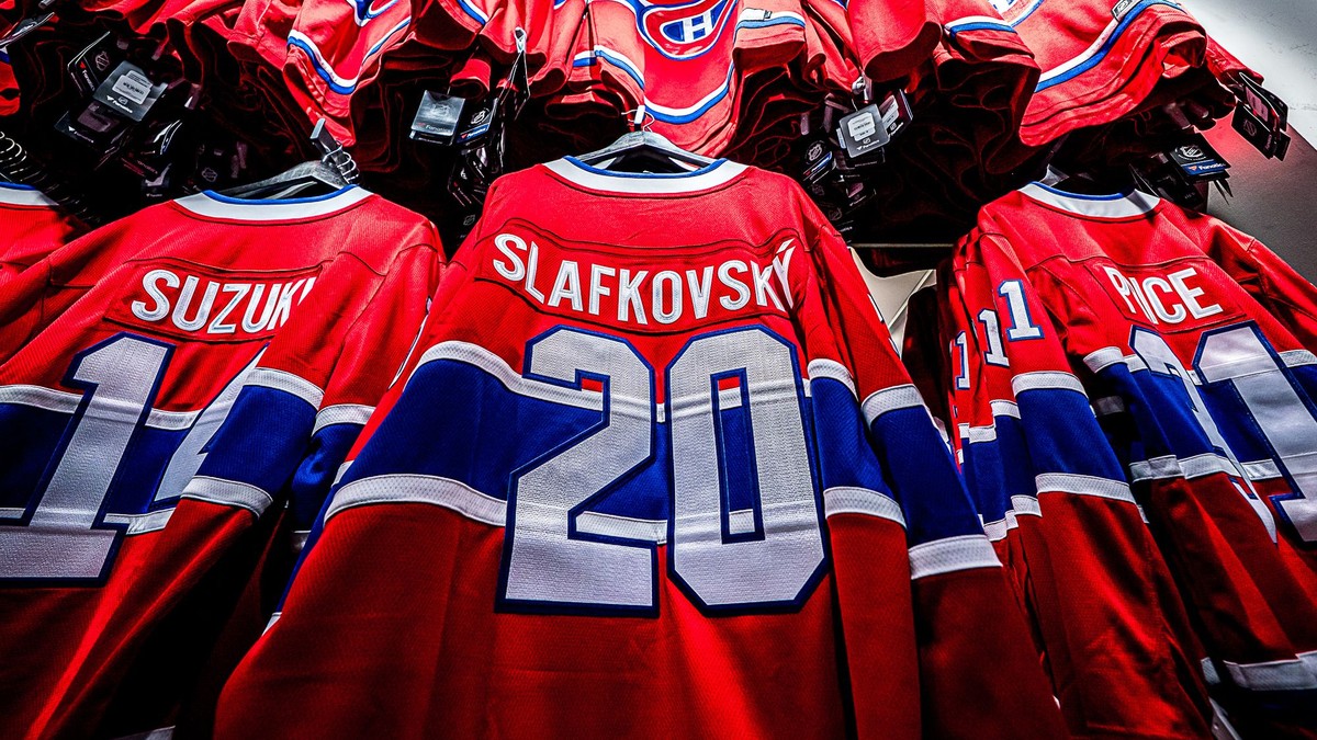 Dres s menovkou Juraja Slafkovského v hale Bell Centre.