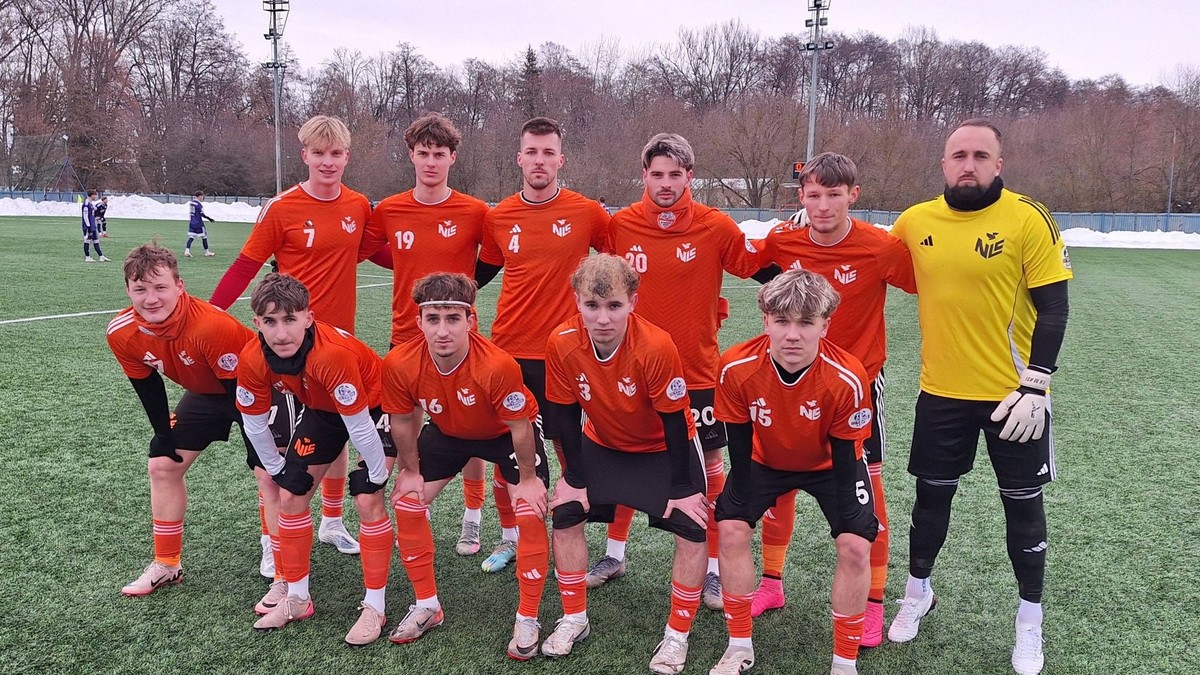 Futbalisti MŠK Novohrad Lučenec pred prípravným zápasom s rezervou Komárna.