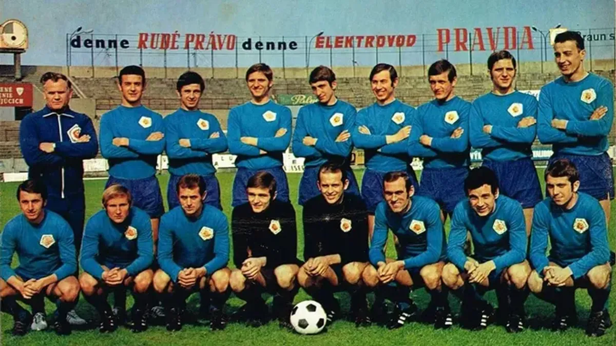 ŠK Slovan Bratislava v jeho najslávnejších časoch. Tréner Michal Vičan je hore (prvý zľava). 