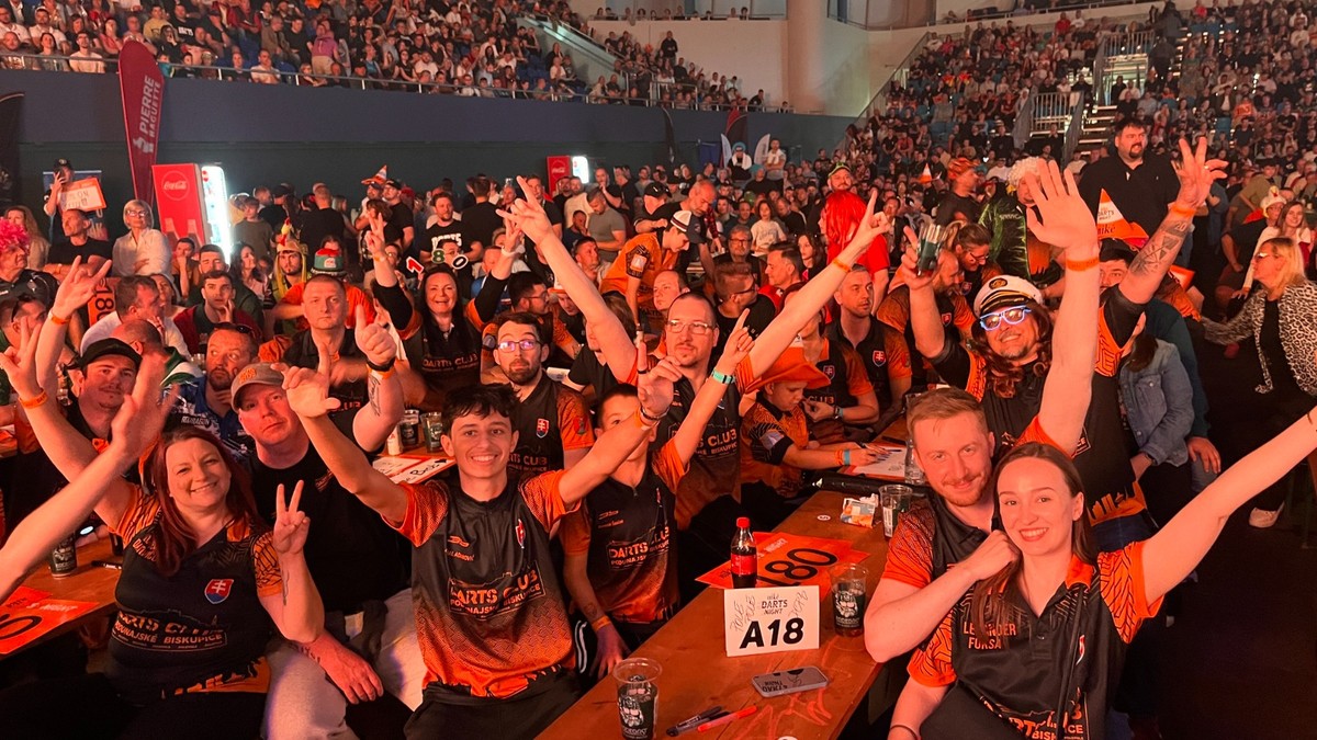 Členovia DC Podunajské Biskupice počas exhibície Niké Darts Night v Bratislave 2025.