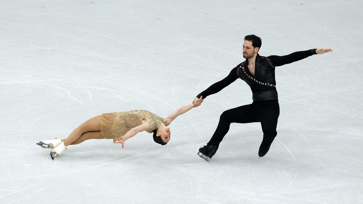 Deanna Stellatová-Dudeková a Maxime Deschamps v krátkom programe športových dvojíc na ZOH v Miláne.