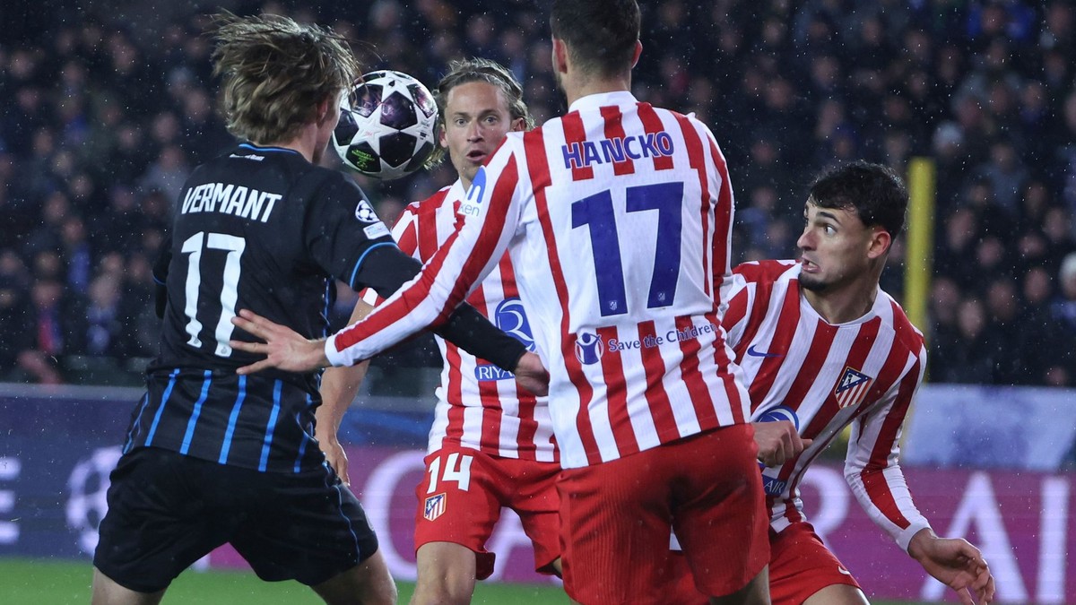 Dávid Hancko (vpravo) v zápase Atlético Madrid - FC Bruggy