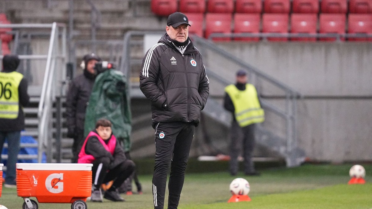 Na snímke hlavný tréner Slovana Bratislava Vladimír Weiss st. počas osemfinálového zápasu Slovnaft Cupu.