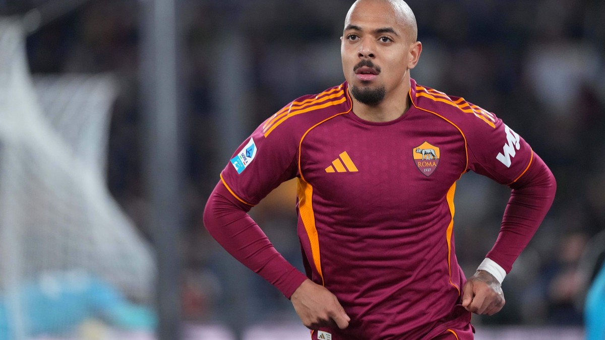 Hráč AS Rím Donyell Malen sa teší z gólu