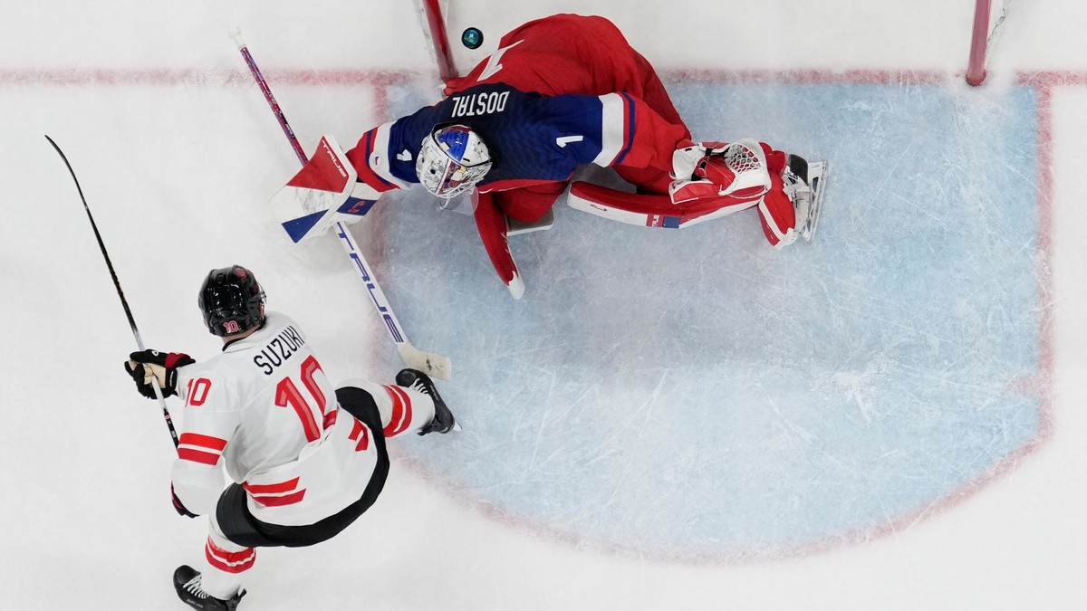Český brankár Lukáš Dostál, ktorého prekonáva kanadský hokejista Nick Suzuki (10) v zápase základnej A-skupiny Česko – Kanada.