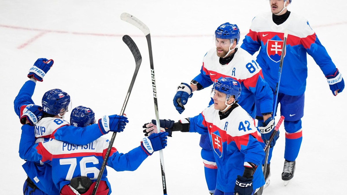 Radosť slovenských hokejistov po góle Pavla Regendu vo štvrťfinále s Nemeckom na ZOH v Miláne.