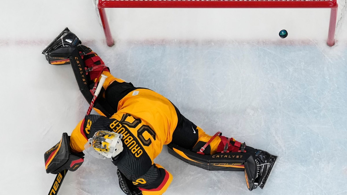 Nemecký brankár Grubauer po góle Olivera Okuliara na ZOH v Miláne.