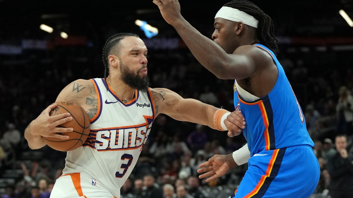 Hráč Phoenixu Dillon Brooks (vľavo)