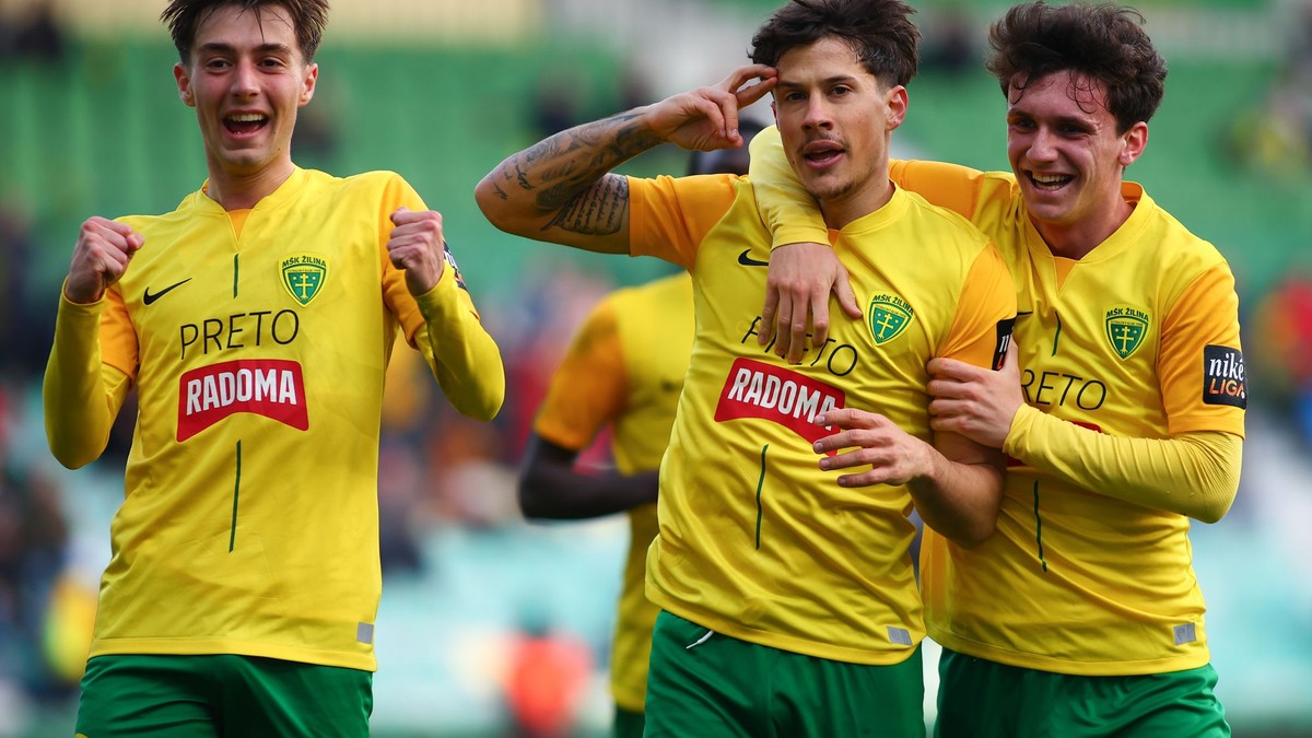 Na snímke zľava hráči Žiliny Andrei Florea, Daniel Homet a Fabian Bzdyl .