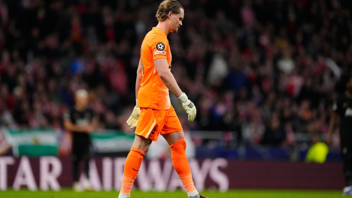 Brankár Tottenhamu Antonín Kinský odchádza z ihriska po striedaní počas prvého zápasu osemfinále Ligy majstrov Atletico Madrid - Tottenham Hotspur.