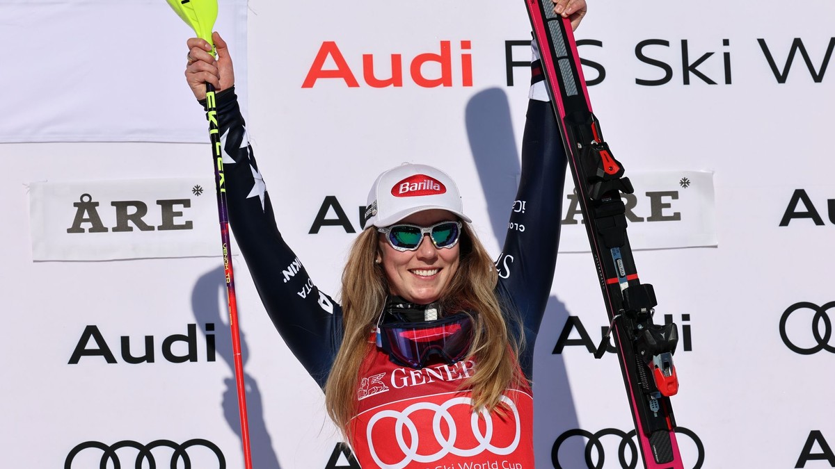 Mikaela Shiffrinová sa teší z víťazstva. 