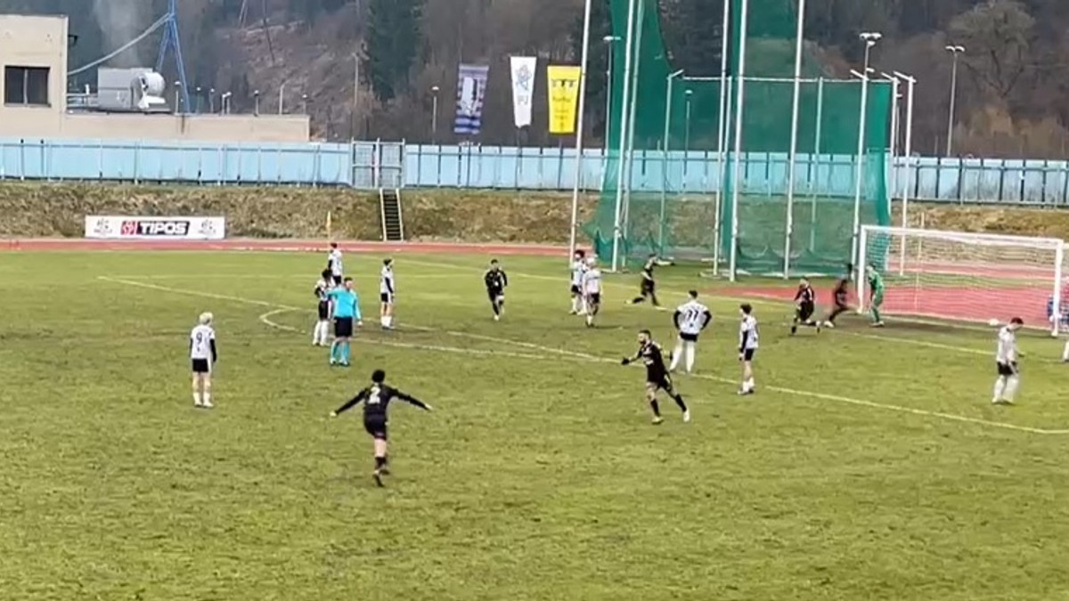 Futbalisti Rimavskej Soboty sa radujú z vyrovnávajúceho gólu v Dolnom Kubíne.