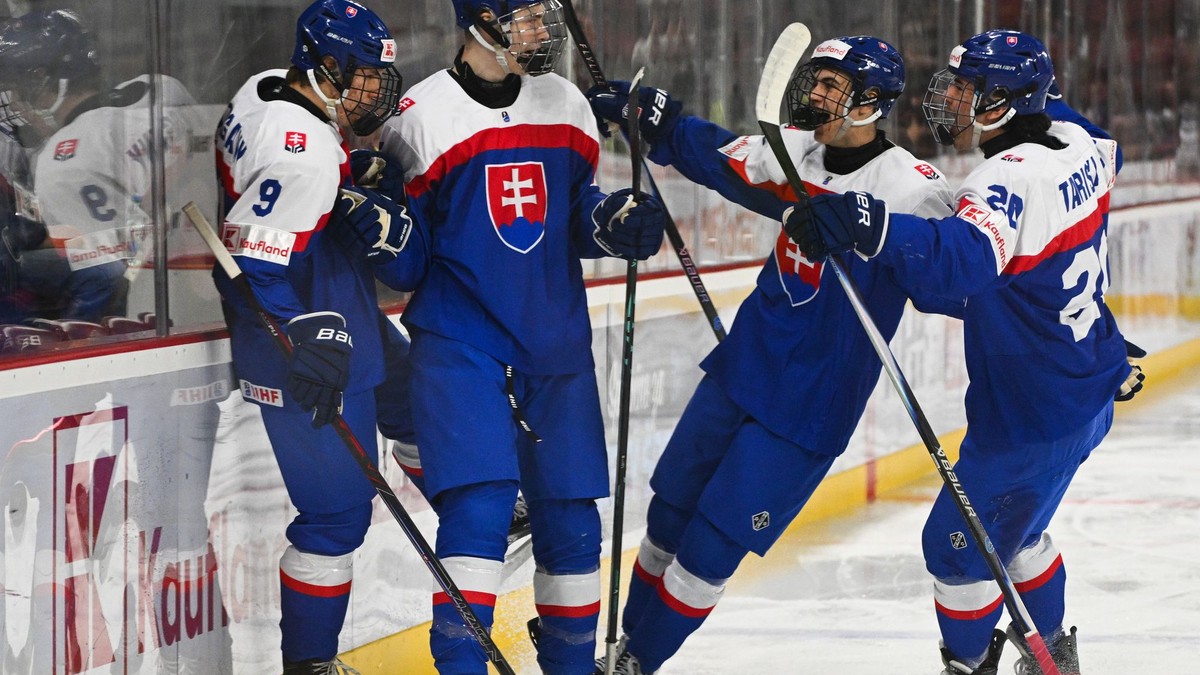 Na snímke hráči Slovenska sa tešia po prvom góle v zápase základnej A-skupiny medzi Slovenskom a Nórskom na hokejových majstrovstvách sveta hráčov do 18 rokov v Trenčíne vo štvrtok 23. apríla 2026. FOTO TASR - Martin Medňanský 

- Slovensko
- šport
- hokej
- majstrovstvá
- sveta
- do
- 18
- rokov
- MS18
- skupina
- SR
- A
- Trenčín
- TNX
- Nórsko