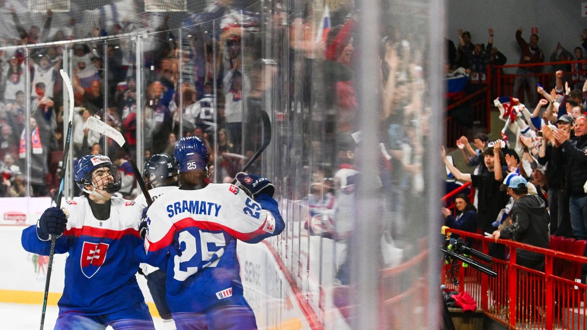 Slovenskí hokejisti do 18 rokov oslavujú gól v zápase proti Fínsku na majstrovstvách sveta hráčov do 18 rokov v Trenčíne.