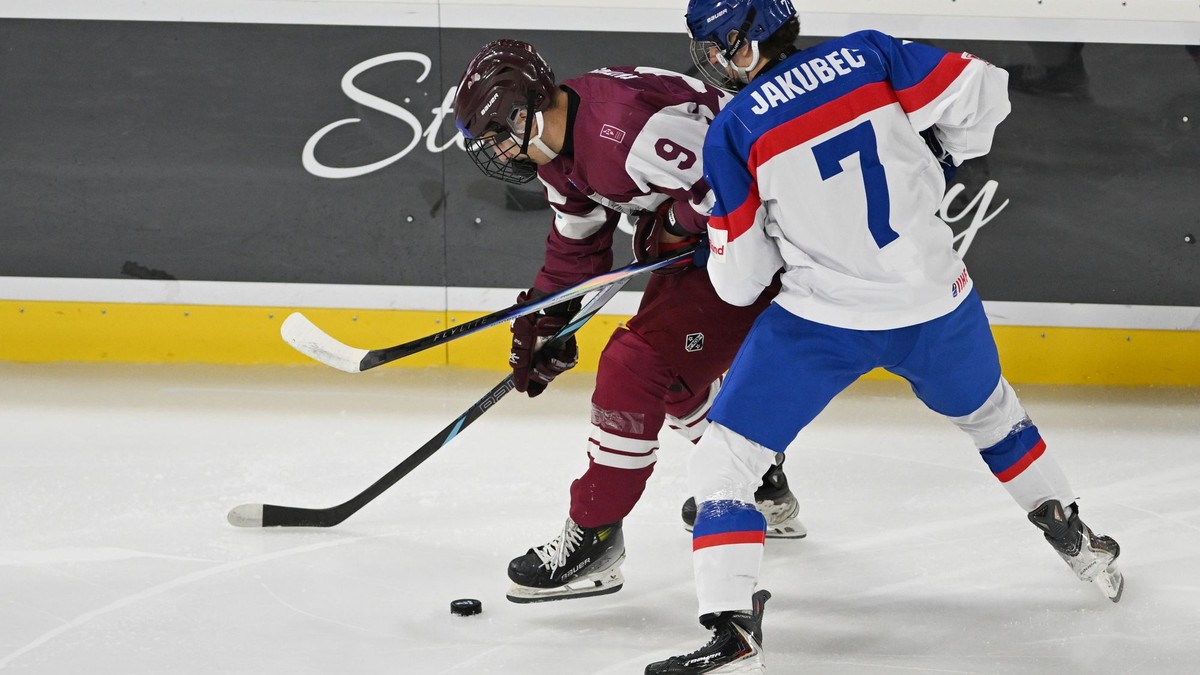 Na snímke vpravo hráč Slovenska Michal Jakubec a hráč Lotyšska Ricards Rutkis počas hokejového zápasu A- skupiny Slovensko – Lotyšsko na majstrovstvách sveta hráčov do 18 rokov IIHF 2026 v Trenčíne v pondelok 27. apríla 2026. FOTO TASR - Lukáš Grinaj

- Slovensko
- SR
- SK
- hokej
- šport
- Trenčín
- TNX 
- hráči
- do
- 18
- rokov
- MS
- Majstrovstvá 
- sveta 
- A
- skupina