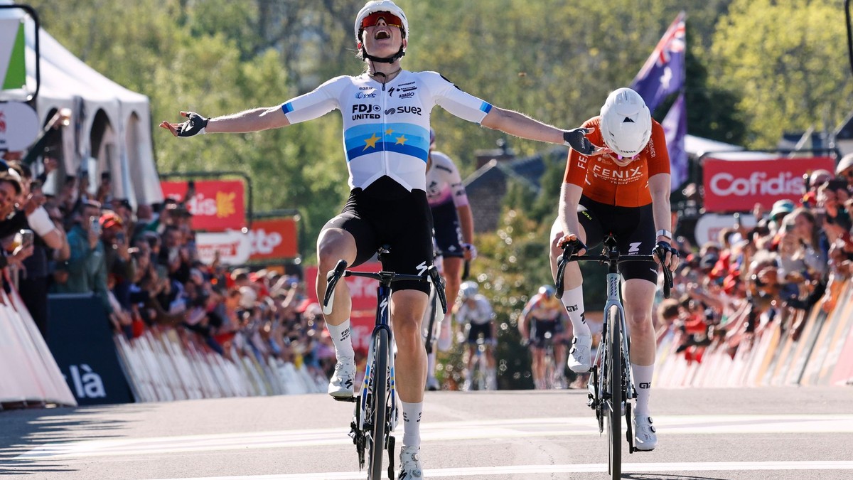 Demi Volleringová tesne zdoláva Puck Pieterseovú v závere klasiky Valónsky šíp 2026.