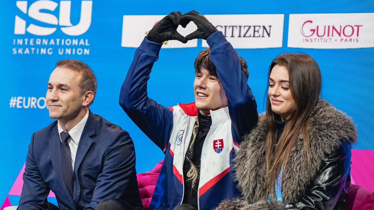 Adam Hagara a sestra a trénerka Alexandra Hagarová na majstrovstvách Európy v Sheffielde. Vľavo šéf zväzu Peter Majerník.