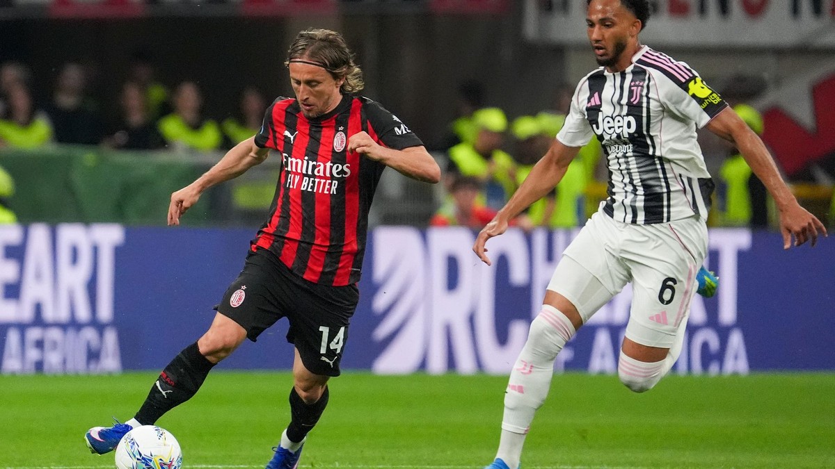 Zľava Luka Modrič a Lloyd Kelly