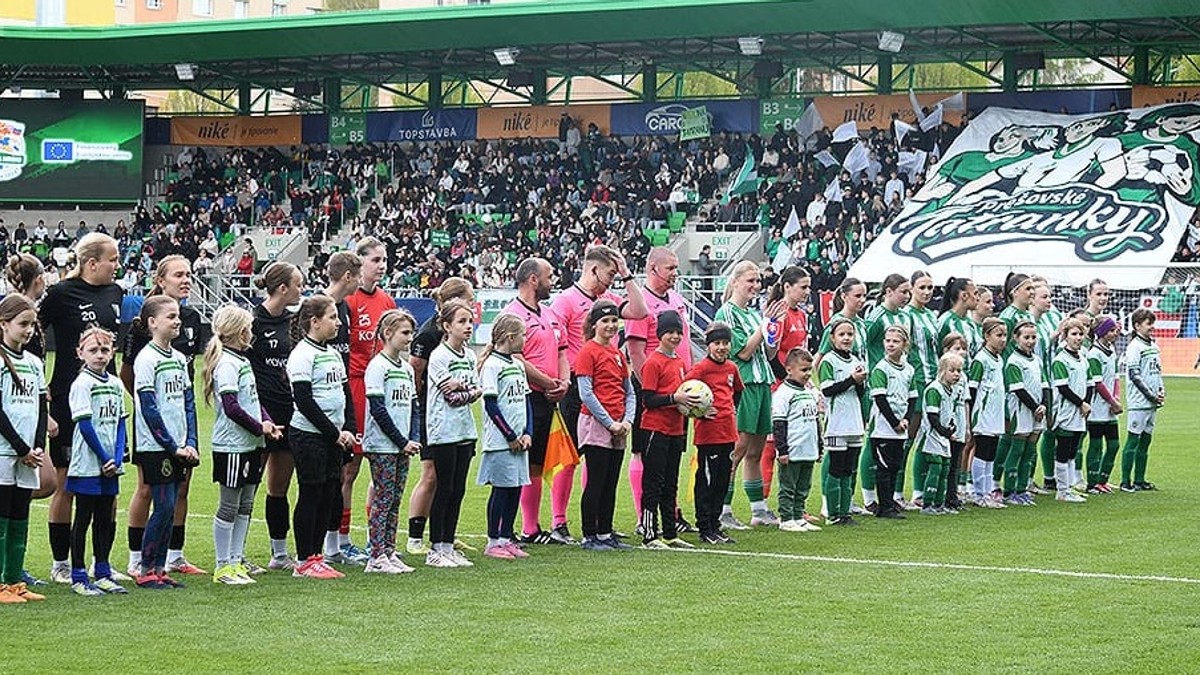 Nástup pred zápasom žien Prešov - Myjava.