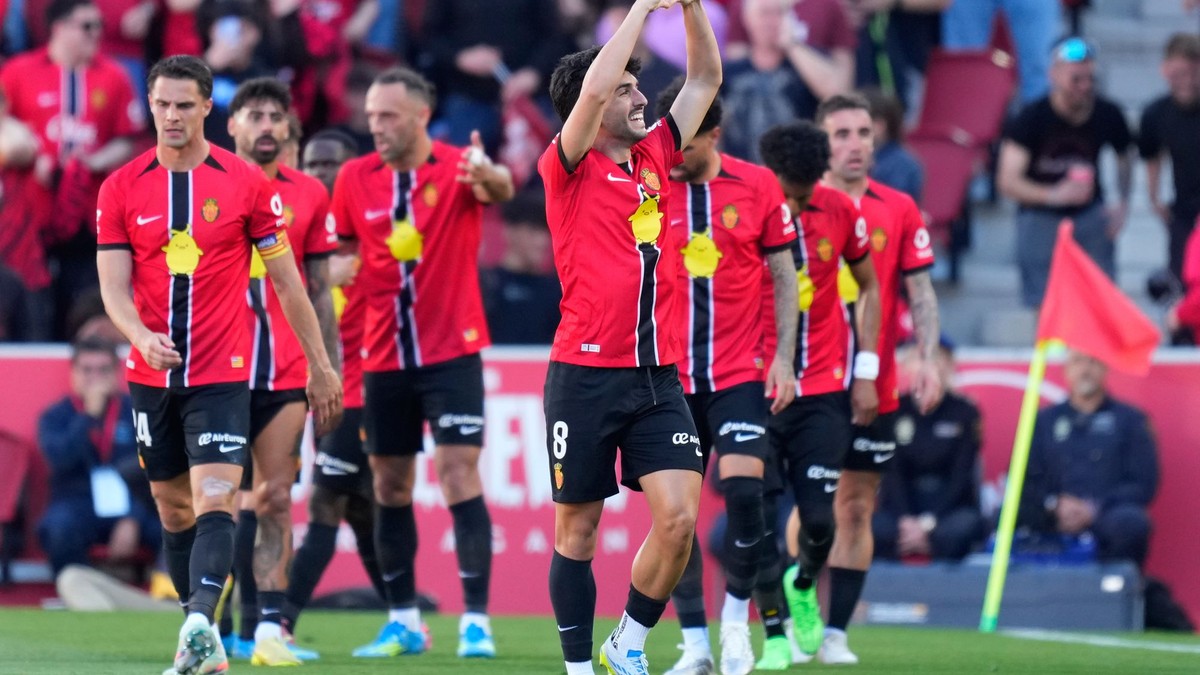 Slovenský futbalista a kapitán RCD Mallorca Martin Valjent (vľavo) reaguje po góle, ktorý strelil jeho spoluhráč Manu Morlanes.