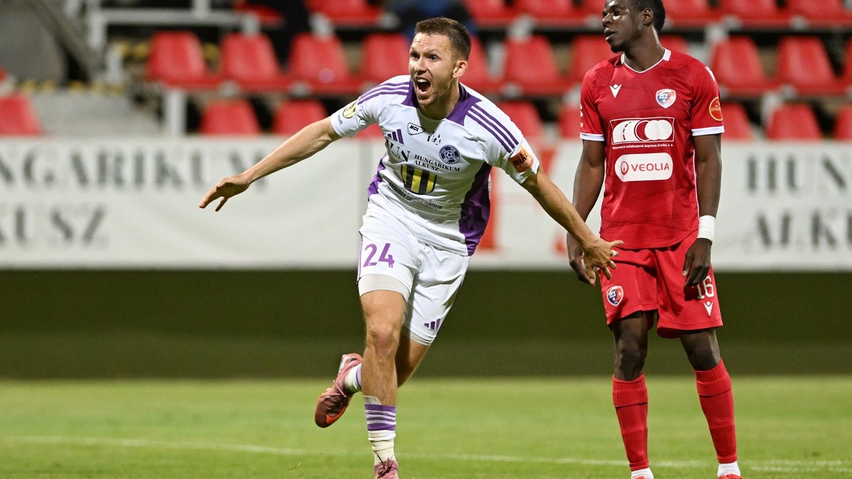 Hráč Komárna Ondřej Rudzan sa teší z gólu počas odvetného barážového zápasu o Niké ligu medzi KFC Komárno - MFK Zvolen.