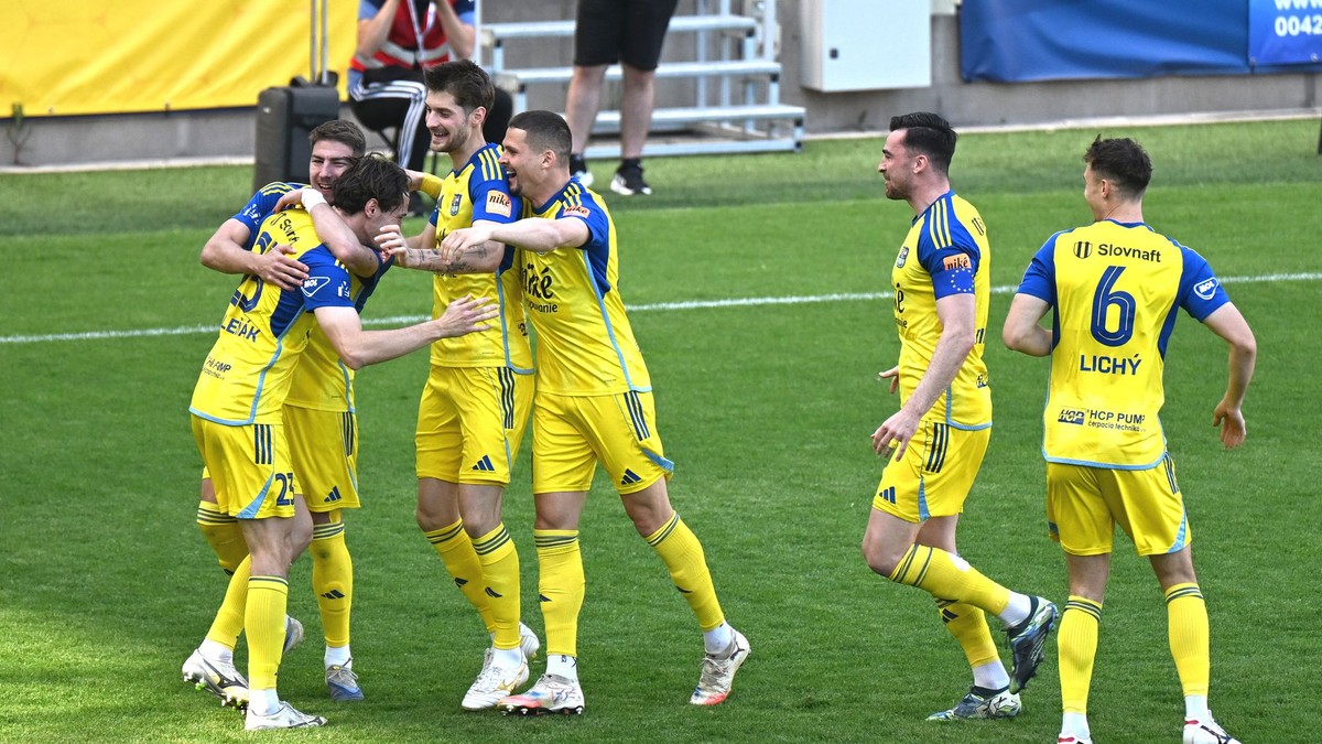 Gólová radosť hráčov Košíc počas zápasu 9. kola nadstavbovej časti Niké ligy v skupine o udržanie sa FC Košice - KFC Komárno.