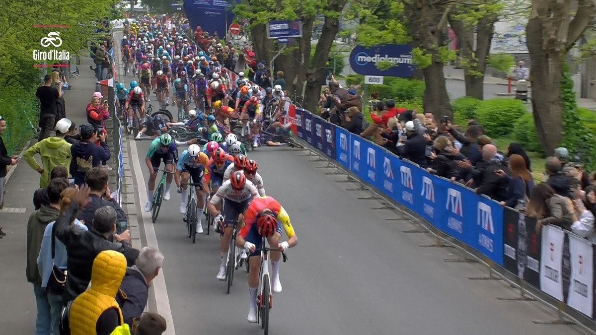 Hromadný pád v úvodnej etape pretekov Giro d'Italia 2026.