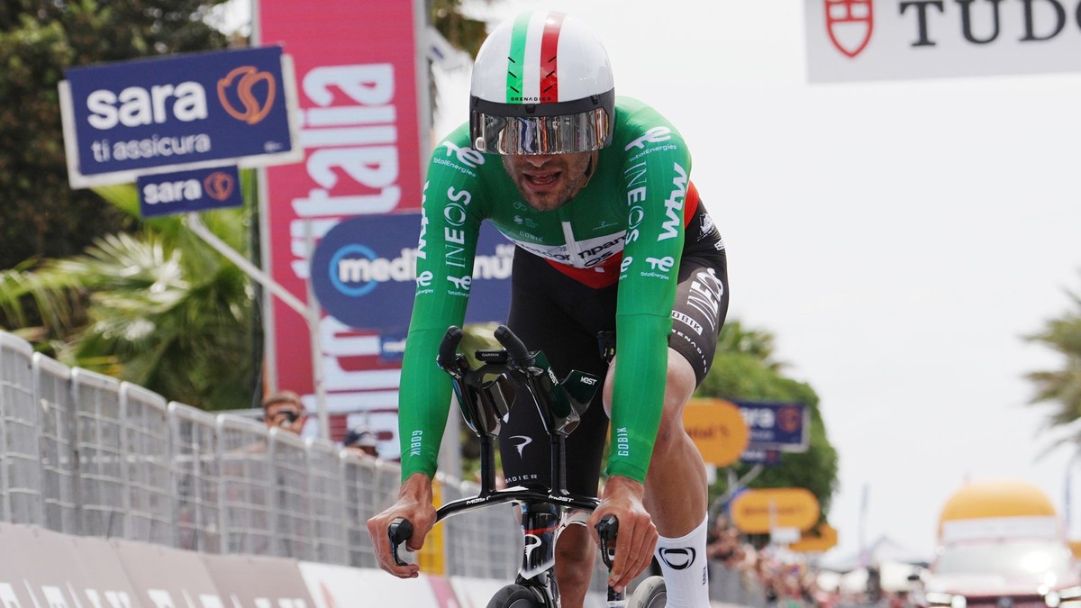 Filippo Ganna počas časovky na Giro d'Italia 2026. 