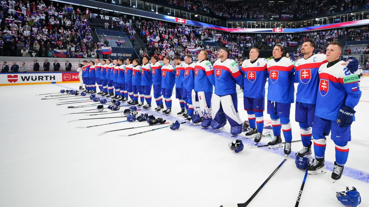 Slovenskí hokejisti počas hymny po zápase Slovensko - Nórsko na MS 2026 v hokeji.