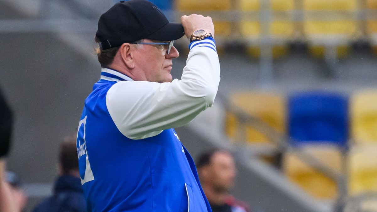 Tréner Slovenska Vladimír Weiss st. počas prípravného futbalového zápasu Slovensko - Malta v Dunajskej Strede.