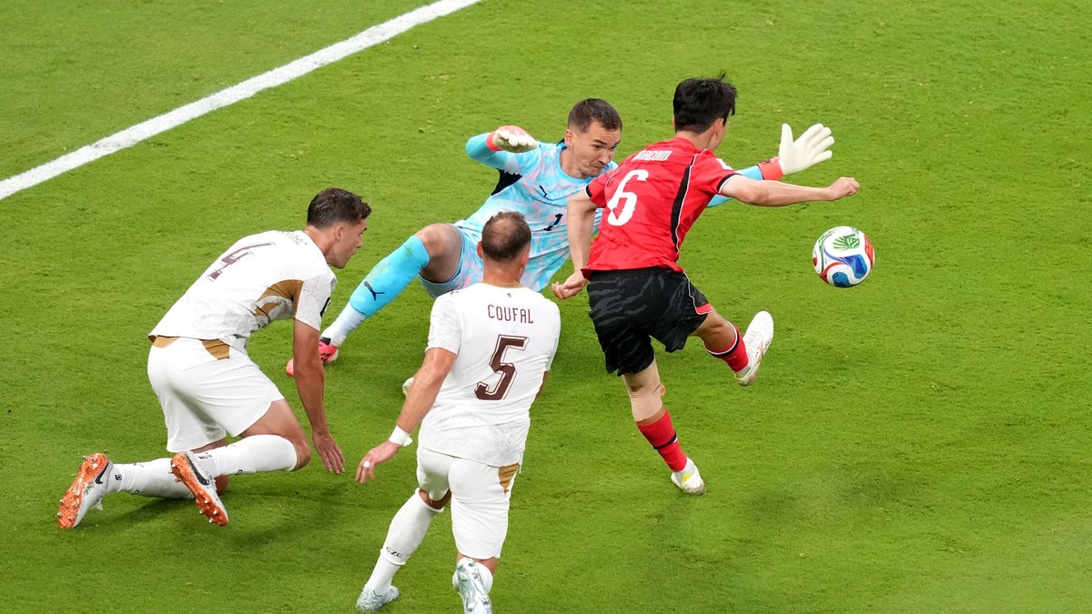 Hwang In-beom z Južnej Kórey dáva prvý gól svojho mužstva v zápase s Českou republikou. 