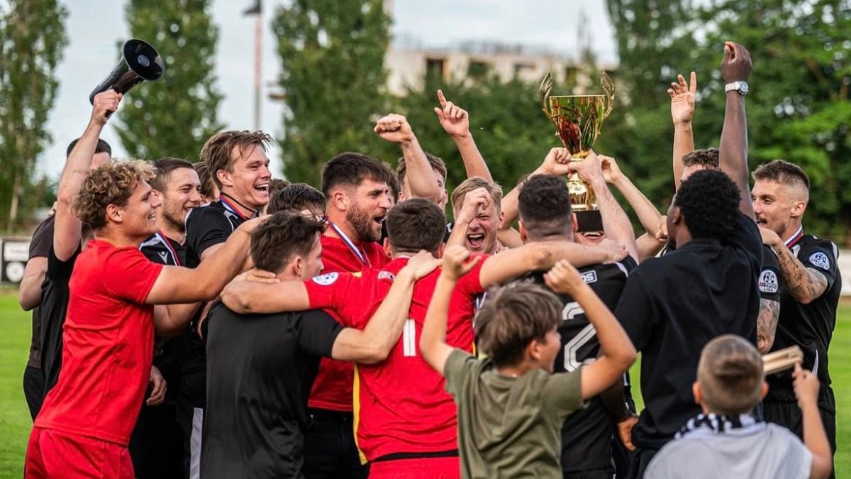 Radosť hráčov Galanty, ktorá vyhrala III. ligu Západ 2025/2026.