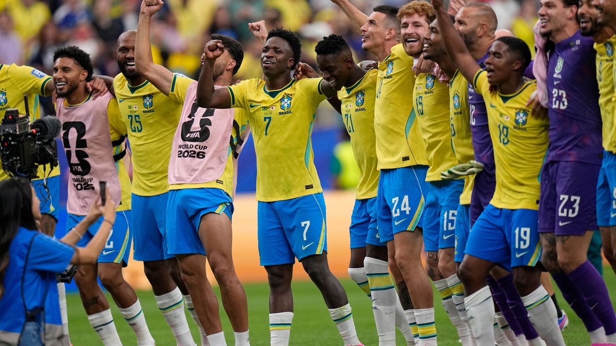Brazílski futbalisti sa tešia po  šestnásťfinálovom zápase Brazília - Japonsko.