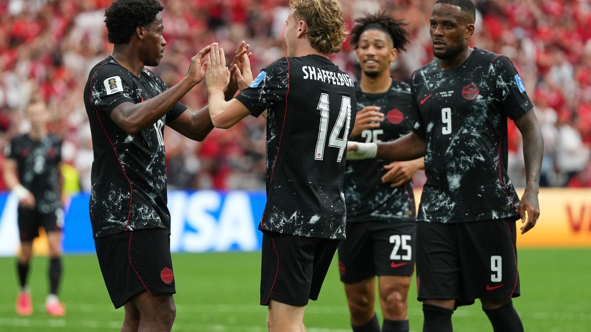 Kanadský hráč Jonathan David(vľavo) oslavuje so spoluhráčmi
