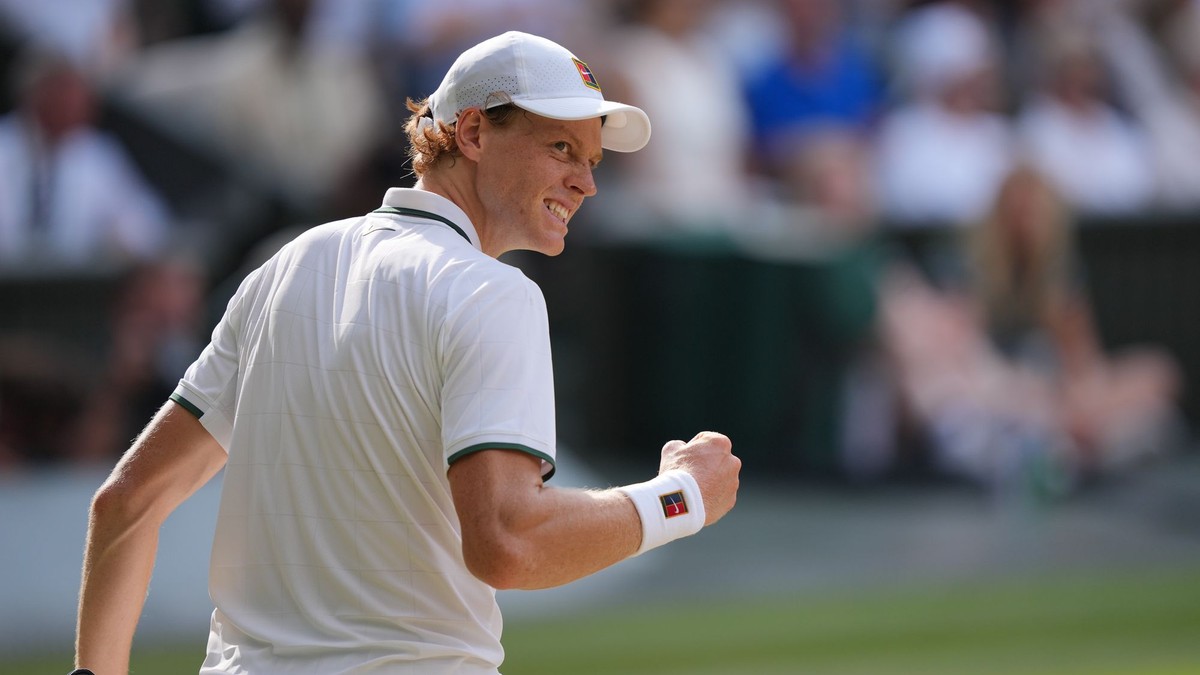 Jannik Sinner reaguje v semifinálovom zápase mužskej dvojhry Wimbledonu proti Srbovi Novakovi Djokovičovi
