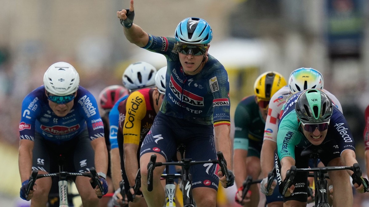 Tim Merlier oslavuje víťazstvo na Tour de France 2026.