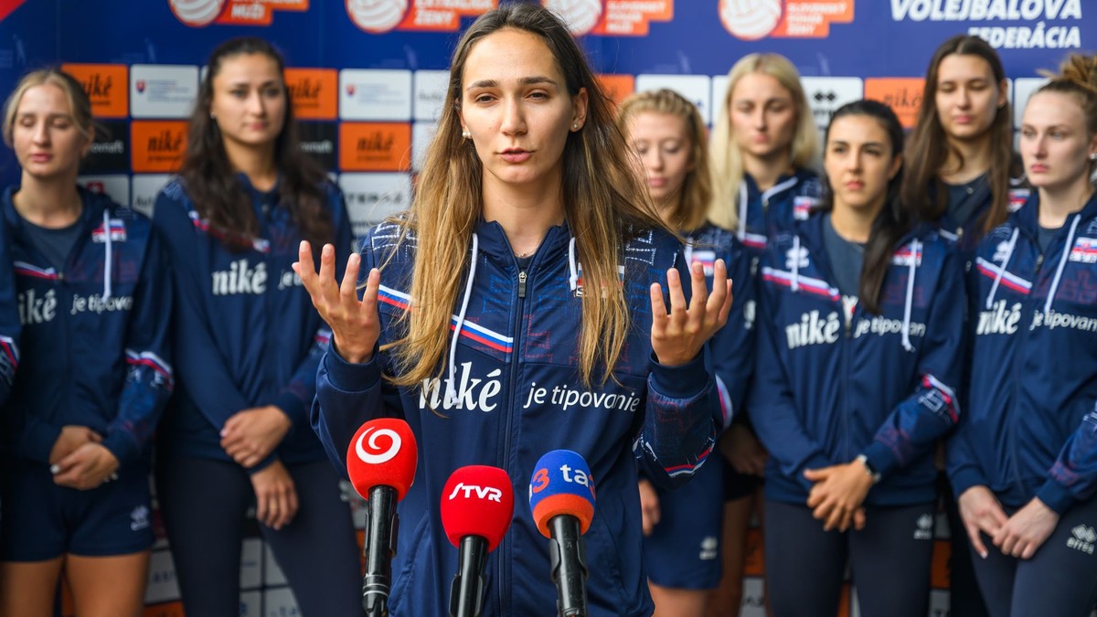 Na snímke uprostred volejbalistka Karolína Fričová počas tlačového brífingu slovenskej ženskej volejbalovej reprezentácie.