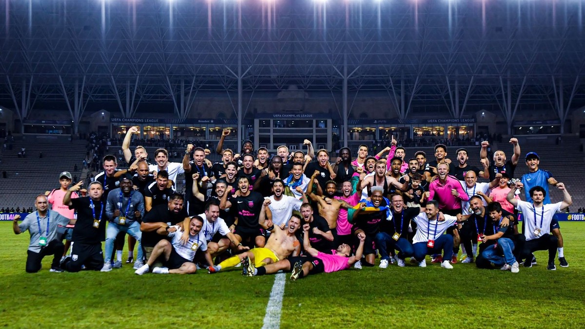 Radostná tímová fotografia FC Sabah po postupe do ligovej fázy Ligy majstrov.