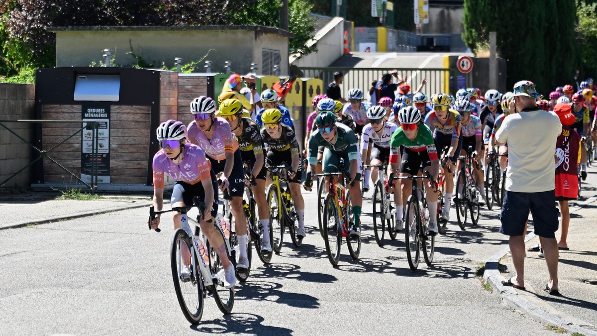 Cyklisti počas 7. etapy Tour de France Femmes 2026.