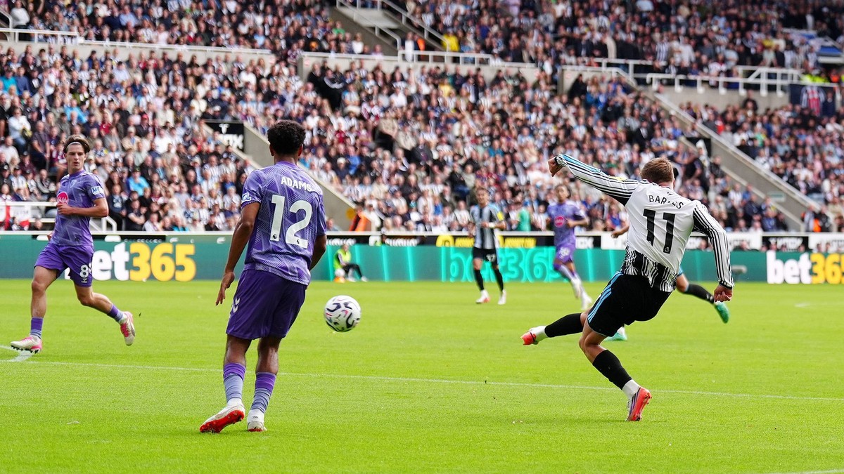 Harvey Barnes krásnym gólom znížil na 1:2.